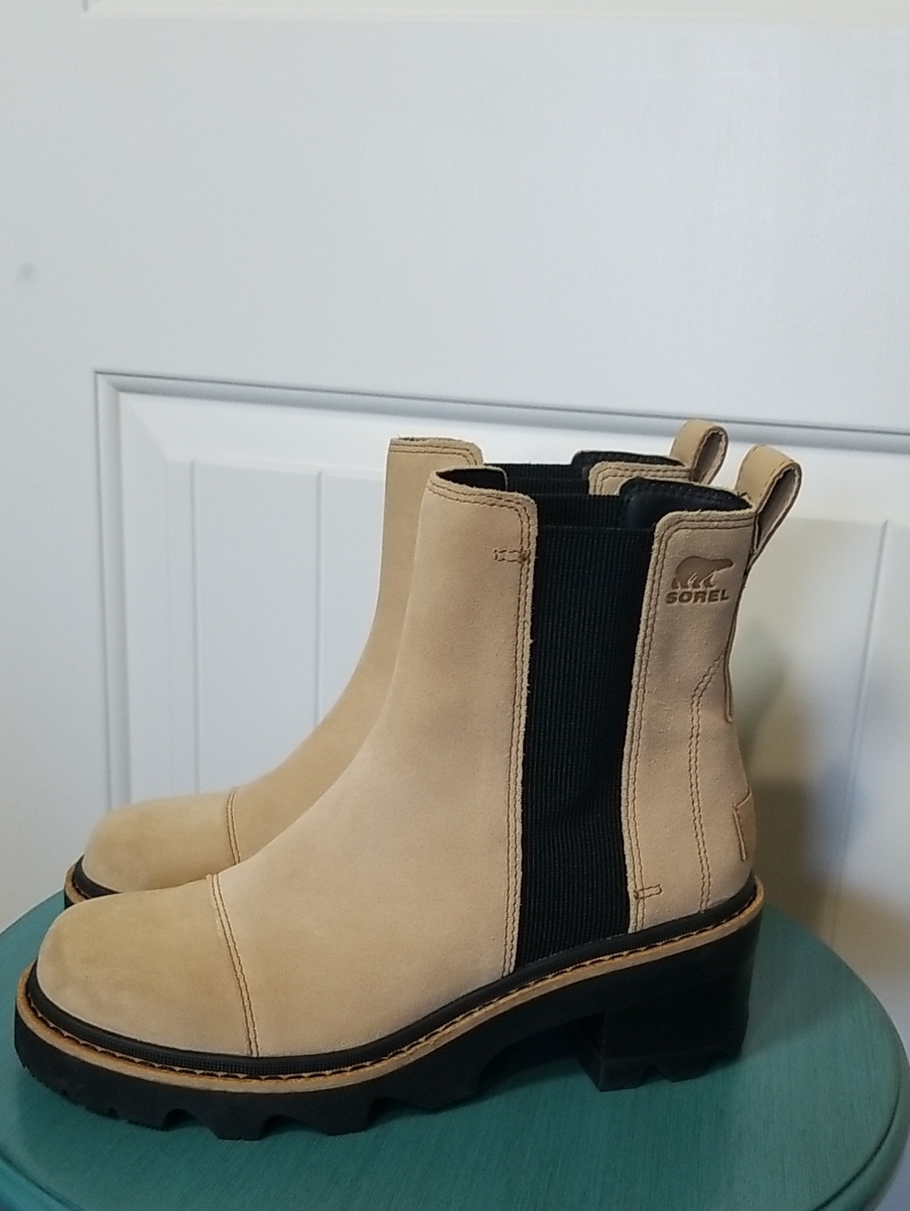 Sorel Women's Tan Suede Chelsea Lug Boots Size 8 - Picture 4 of 10